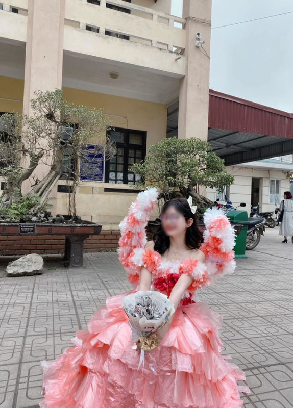 hông thể phủ nhận những bộ trang phục làm từ nguyên liệu tái chế này rất đẹp mắt và sáng tạo. Ảnh: Tổng hợp Facebook