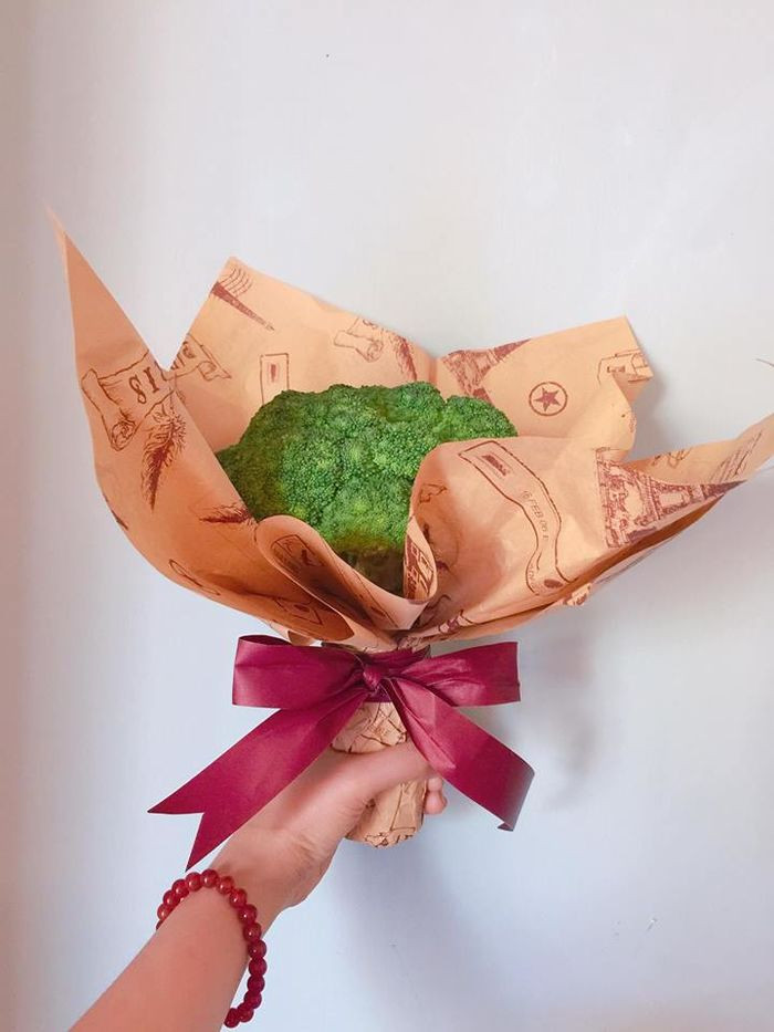 Không ít chị em đã "dở khóc dở cười" khoe quà 8/3 "siêu bá đạo" của mình khiến giới trẻ phải "cười lăn cười bò".