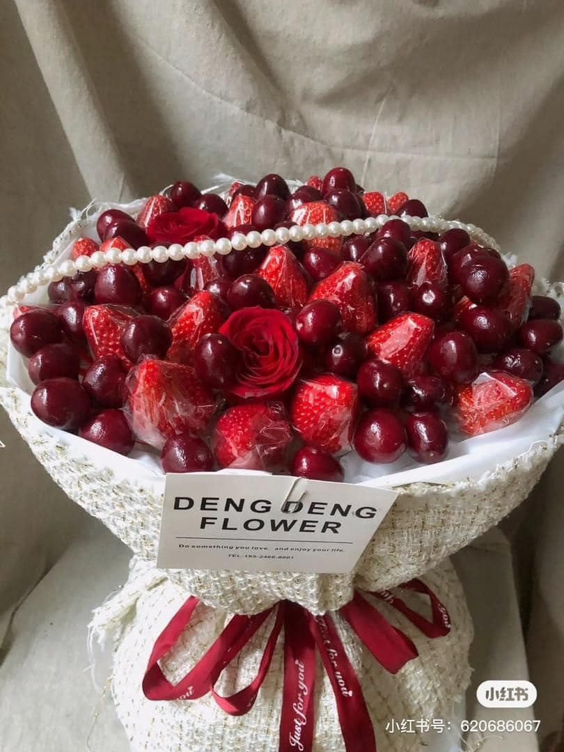 Bó hoa toàn dâu tây và cherry này chắc hẳn chị em nào cũng mong muốn có được.