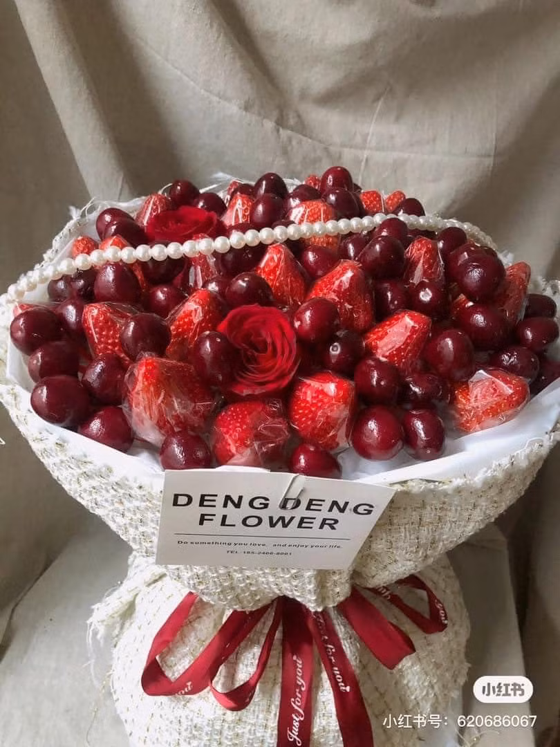 Bó hoa toàn dâu tây và cherry này chắc hẳn chị em nào cũng mong muốn có được.