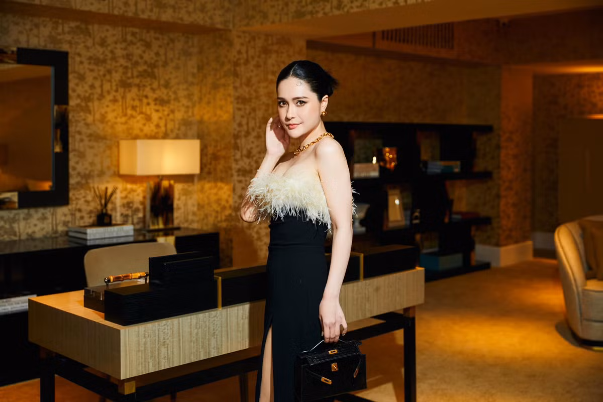 Đoàn Di Băng cười nói rất vui vẻ, trái ngược với vẻ sang chảnh lạnh lùng do cô tự đăng tải lên Facebook trước sự kiện.