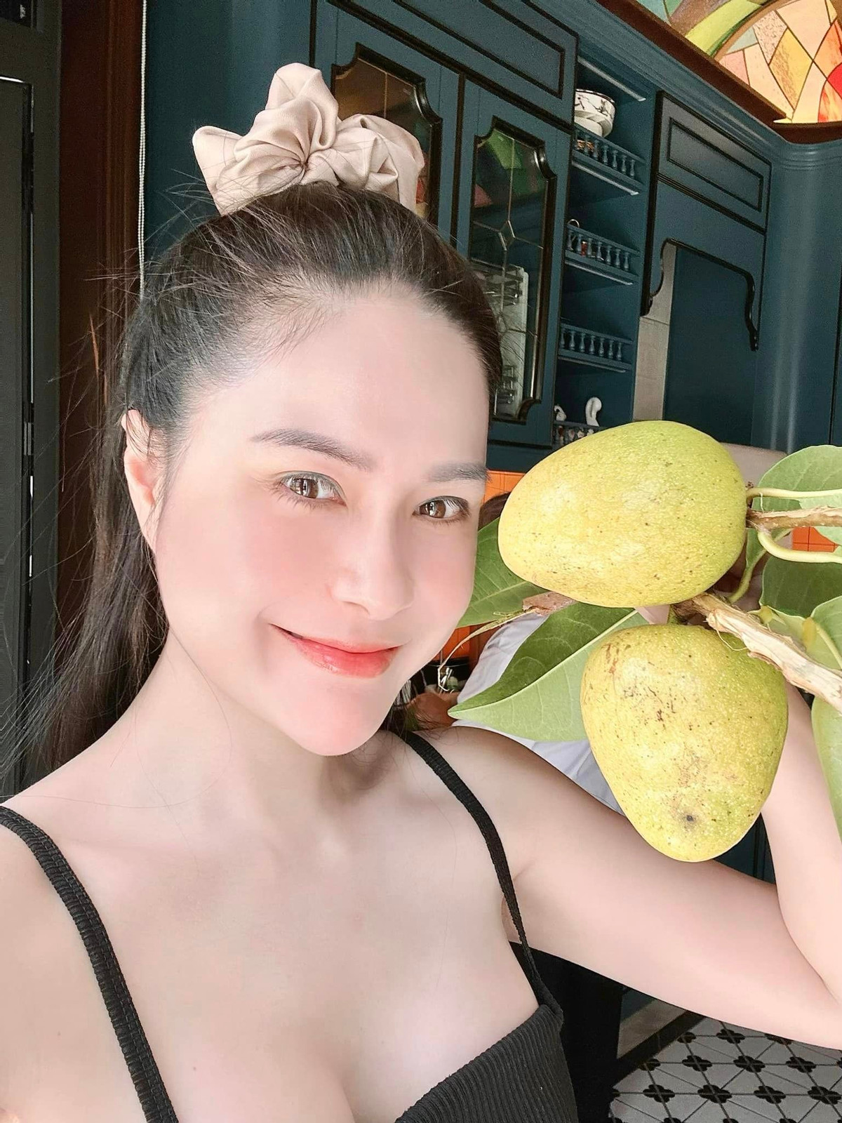 Nhiều tài khoản còn hài hước cho rằng nhan sắc của bà mẹ 3 con mỗi lúc mỗi khác, lên xuống bất thường. Ảnh: FBNV