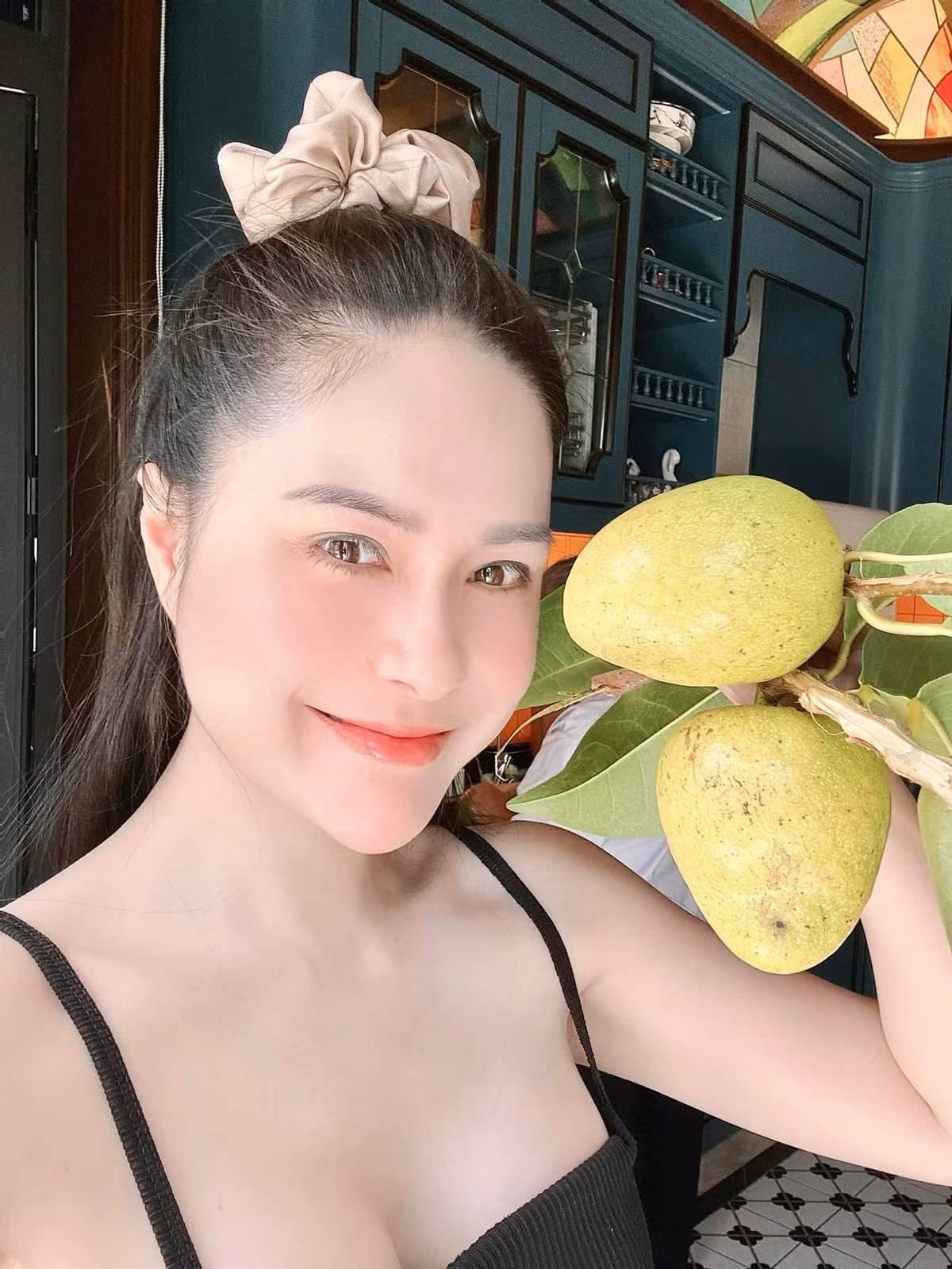 Nhiều tài khoản còn hài hước cho rằng nhan sắc của bà mẹ 3 con mỗi lúc mỗi khác, lên xuống bất thường. Ảnh: FBNV