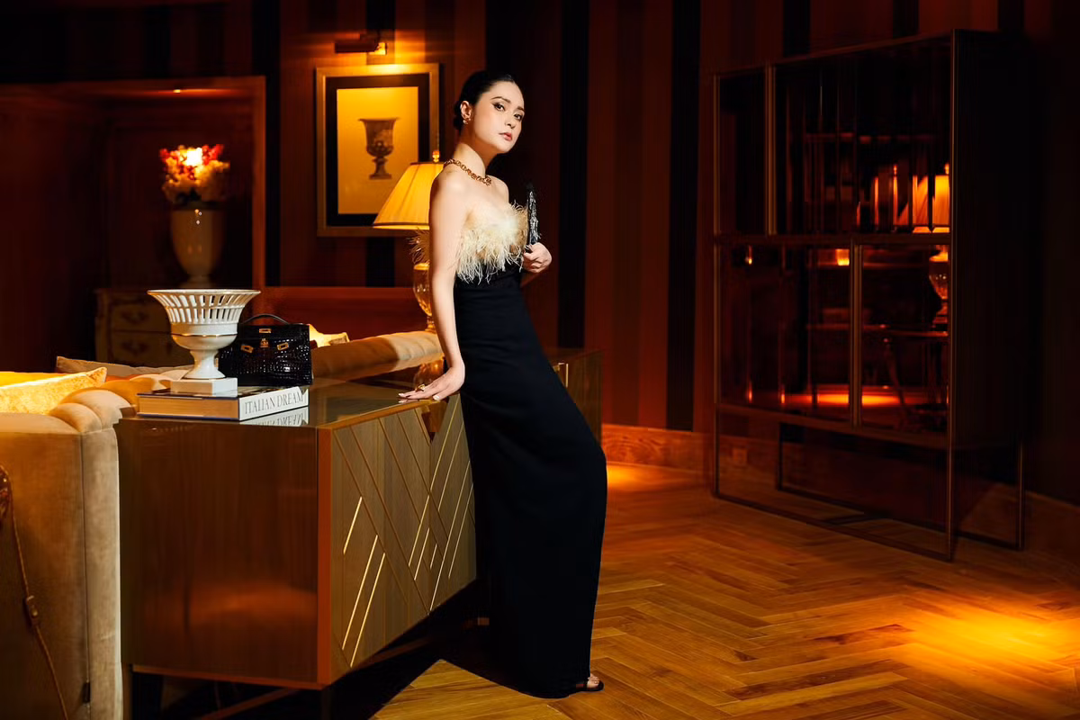 Trước đó, Đoàn Di Băng nhiều lần gây xôn xao với vẻ ngoài khác lạ khi lọt vào ống kính người qua đường.