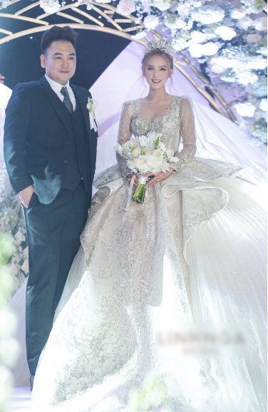 Đám cưới xa hoa đẹp tựa truyện cổ tích của Xoài Non thời điểm đó được đón nhận nhiều. Hình ảnh Xoài Non diện váy cưới 28 tỷ đính kết 6 viên kim cương đến giờ vẫn luôn là huyền thoại.