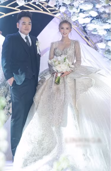 Đám cưới xa hoa đẹp tựa truyện cổ tích của Xoài Non thời điểm đó được đón nhận nhiều. Hình ảnh Xoài Non diện váy cưới 28 tỷ đính kết 6 viên kim cương đến giờ vẫn luôn là huyền thoại.