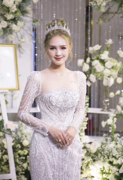 Xoài Non trong đám cưới diện tới 3 mẫu váy cưới khác nhau, thiết kế nào cũng sang trọng và tinh tế tới từng chi tiết.