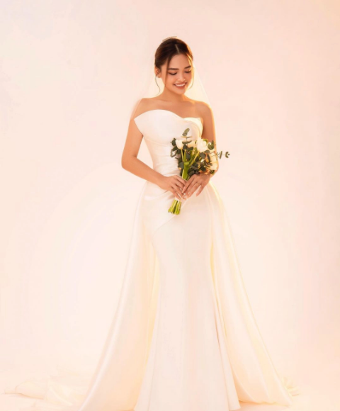 Là rich kid chính hiệu nên dễ hiểu được tại sao cô nàng lại đầu tư vào váy cưới thật lộng lẫy cho ngày trọng đại của mình như vậy.