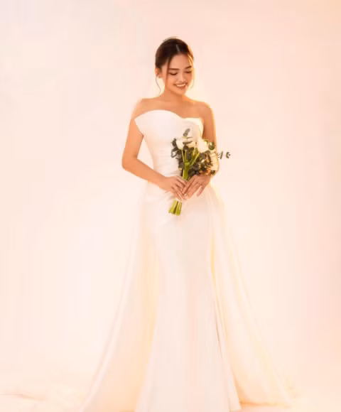 Là rich kid chính hiệu nên dễ hiểu được tại sao cô nàng lại đầu tư vào váy cưới thật lộng lẫy cho ngày trọng đại của mình như vậy.