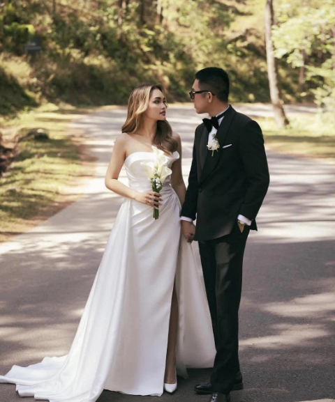 Cô nàng biến hóa với nhiều phong cách, bên cạnh mẫu váy cầu kì sang trọng thì còn có váy cưới dáng ngắn tối giản, váy cúp ngực chất liệu lụa bóng hiện đại...