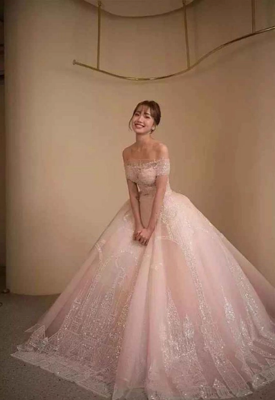 Trước khi đám cưới chính thức diễn ra, cô nàng từng khiến dân tình choáng ngợp bởi bộ ảnh cưới bao gồm tới 6 mẫu váy khác nhau.