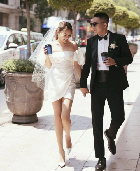 Được biết TikToker Linda Ngô mang đến lễ cưới 4 bộ váy đến từ NTK Việt Nam.