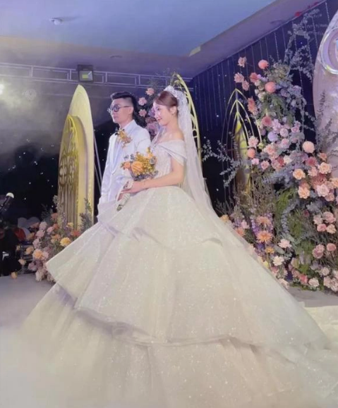 Cách đây không lâu, TikToker Huyền 2k4 gây bất ngờ khi chính thức lên xe hoa. Theo chia sẻ cô diện váy cưới giới hạn của một NTK trong nước, được đính 5.000 viên pha lê Swarovski và 1.000 viên ngọc trai cao cấp.