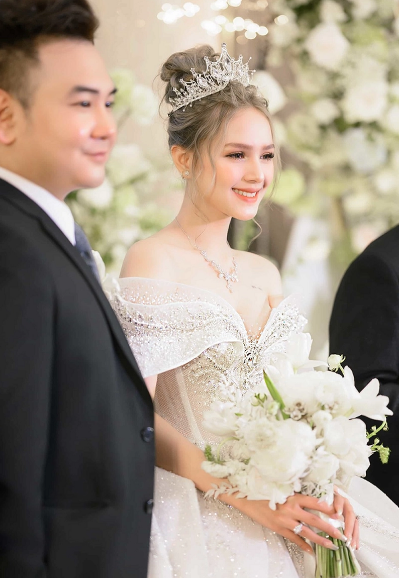 Vợ streamer giàu nhất Việt Nam xinh xắn và ngọt ngào, đầu đội vương miện đẹp không khác gì nàng công chúa.
