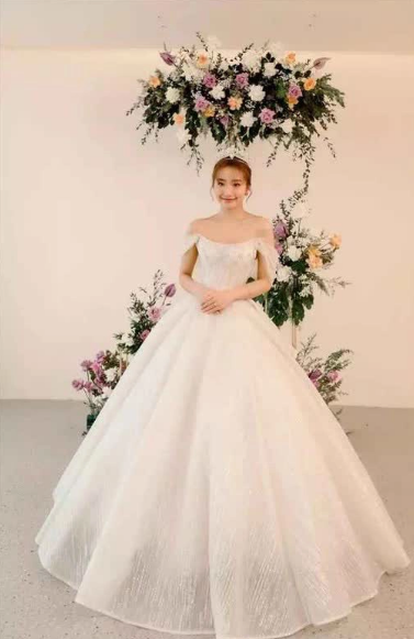 Cũng giống như nhiều cô dâu Gen Z khác, Huyền 2K4 xuất hiện vô cùng lộng lẫy, xinh đẹp như công chúa. Ảnh: FBNV