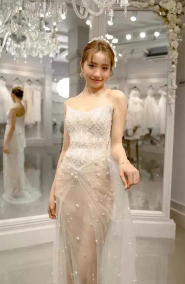 Huyền 2k4 ngọt ngào và lộng lẫy bên thiết kế lấp lánh xếp tầng trong ngày trọng đại nhất đời.