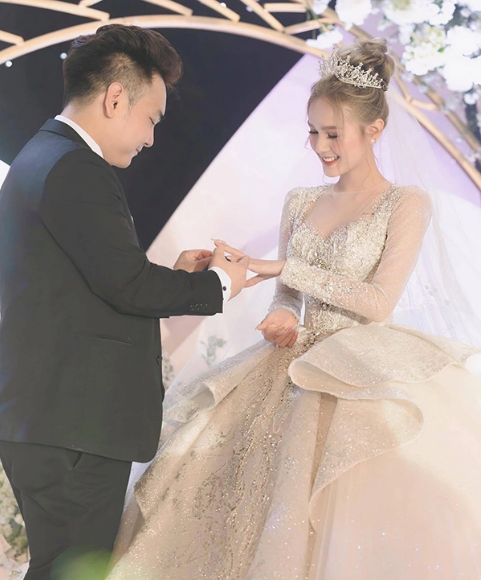 Trước Linda Ngô, nhiều cô dâu Gen Z khác từng khoác lên mình những bộ váy cưới lộng lẫy, đắt đỏ, điển hình là nàng hot girl Xoài Non.