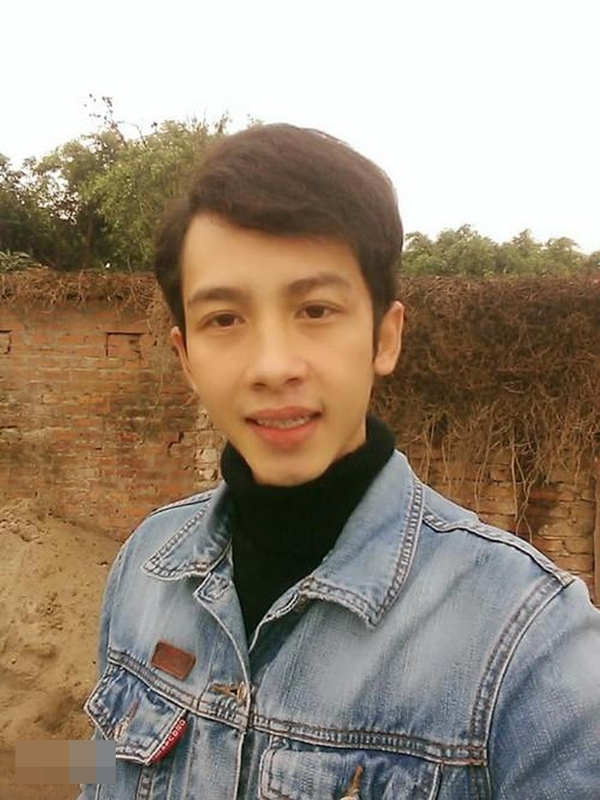 Chàng trai áo xanh trong đoạn clip "tán em Hương" là Cao Anh Tuấn (biệt danh Tuấn Sacola, sống tại Hà Nội), anh được ví là một "huyền thoại vàng" trong làng "mượn rượu tỏ tình".