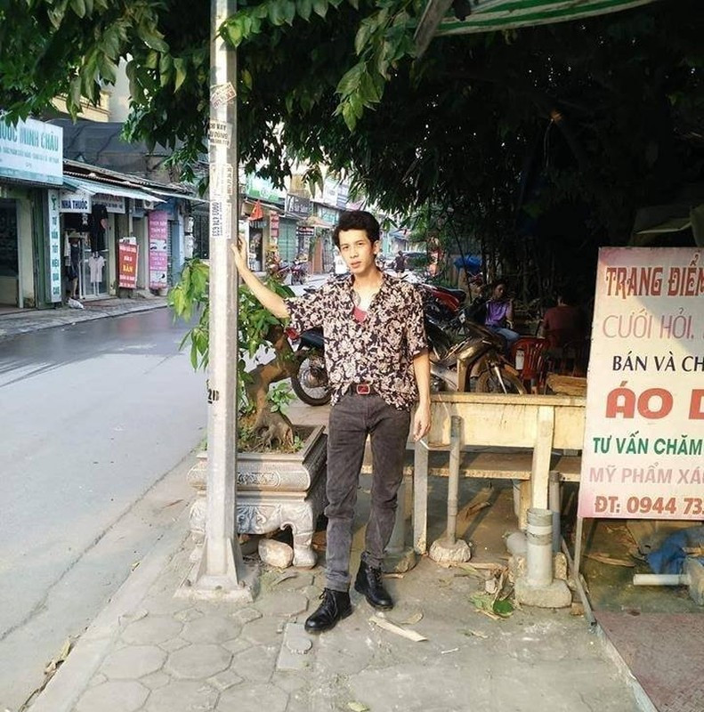 Không còn là chàng trai với mái tóc huyền thoại, Tuấn Sacola giờ có ngoại hình chững chạc và có chút bụi bặm của thời gian.