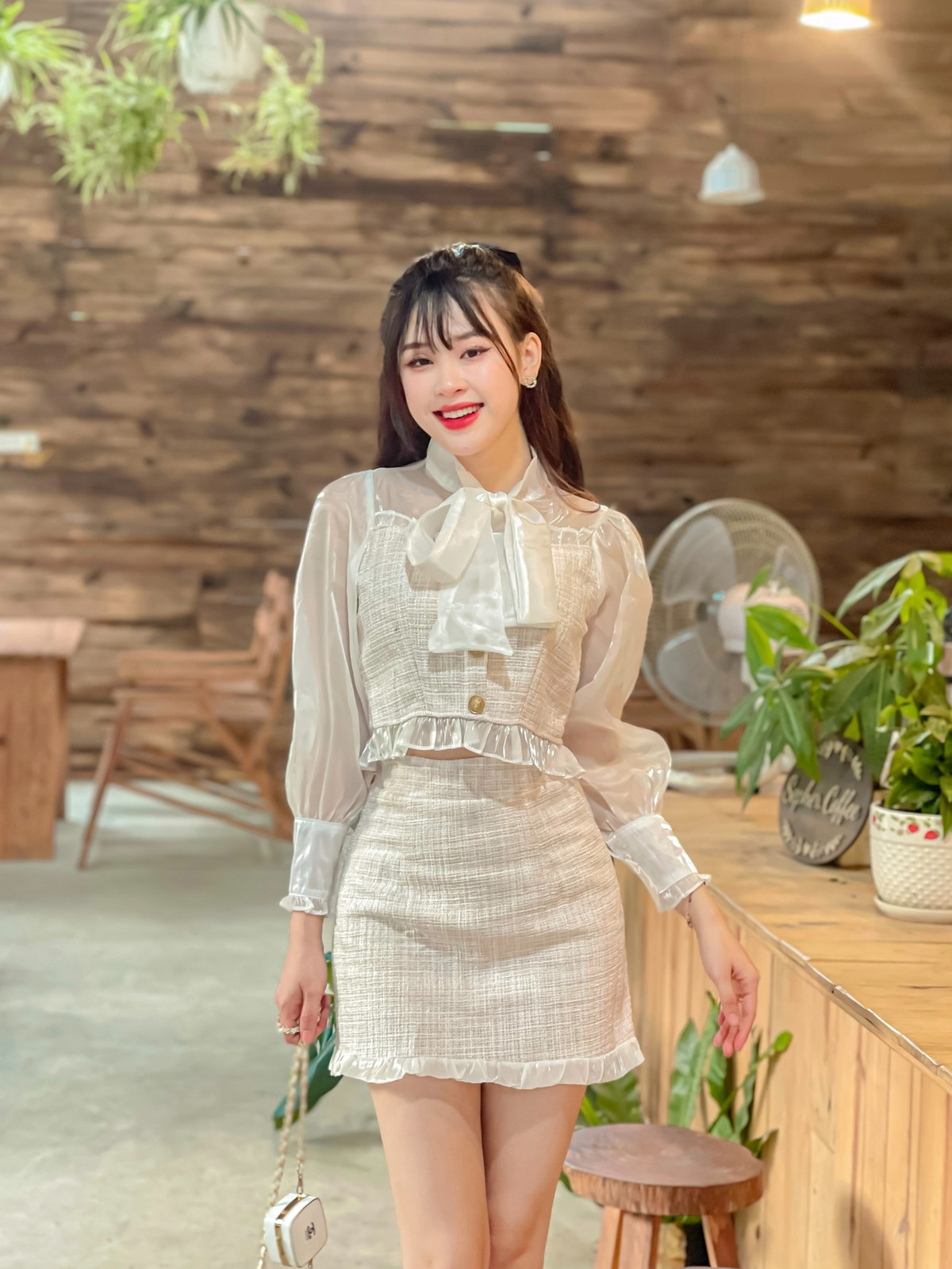 Thảo Vi sinh ra và lớn lên ở Hòa Bình nhưng lại theo học đại học ở Vinh, cuộc sống xa nhà cũng như việc học tập dường như đã khiến bản thân cô trở nên tự lập hơn rất nhiều.