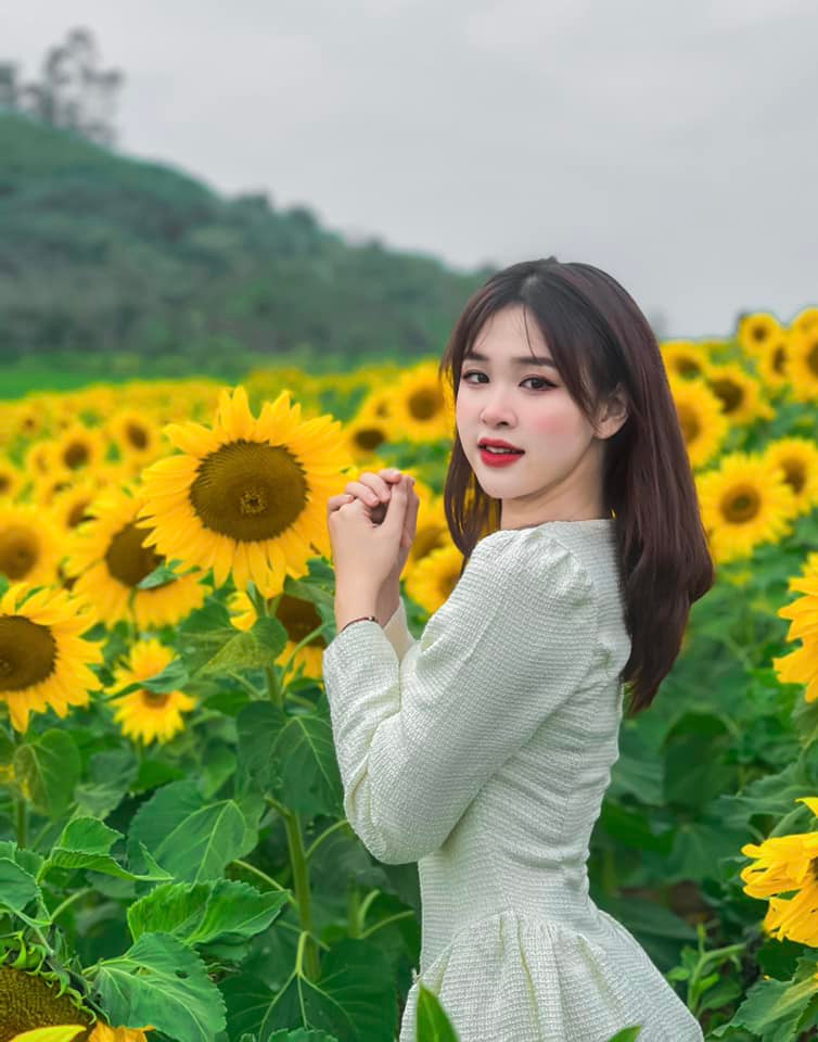 Lúc rảnh rỗi cô còn nhận làm mẫu ảnh hoặc làm MC của một số chương trình.