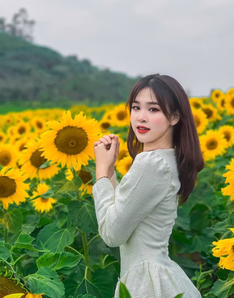 Lúc rảnh rỗi cô còn nhận làm mẫu ảnh hoặc làm MC của một số chương trình.