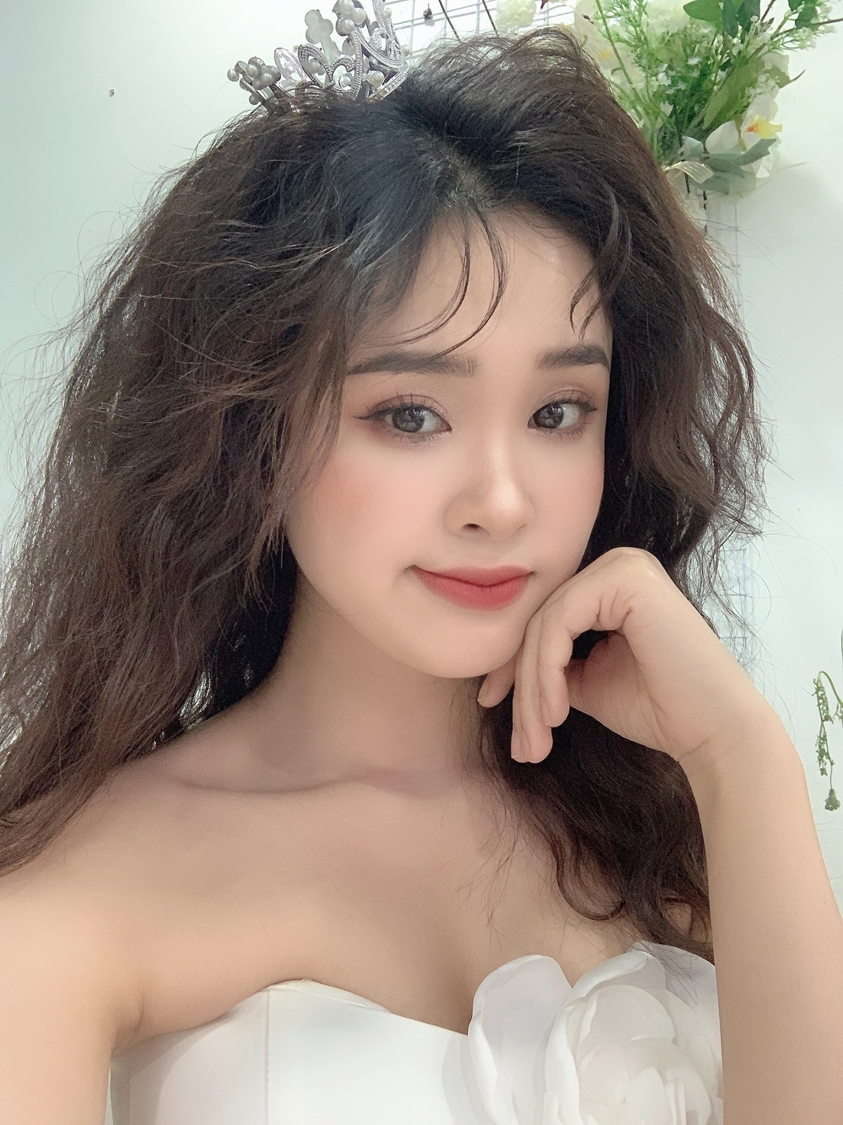 Nàng hot girl 2K từng đoạt danh hiệu Á khôi Sinh viên Việt Nam 2018, đồng thời từng là Hoa khôi Sinh viên Nghệ An và lọt vào top 30 thí sinh xuất sắc nhất cuộc thi Hoa hậu Việt Nam 2020.