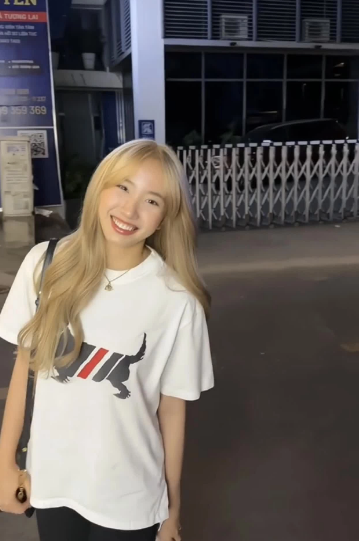 Đáng chú ý, nhan sắc khi được quay bằng camera thường của TikToker Khánh Huyền lại có phần bị “dìm hàng”.