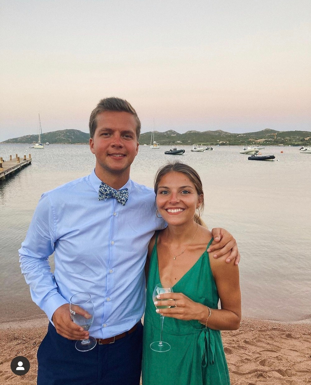 Đoạn clip thực chất đã được quay trong một đám cưới diễn ra vào năm 2020. Chuyện tình ngọt ngào của cặp đôi xứng đáng nhận được nhiều lời chúc phúc. Ảnh: Tổng hợp