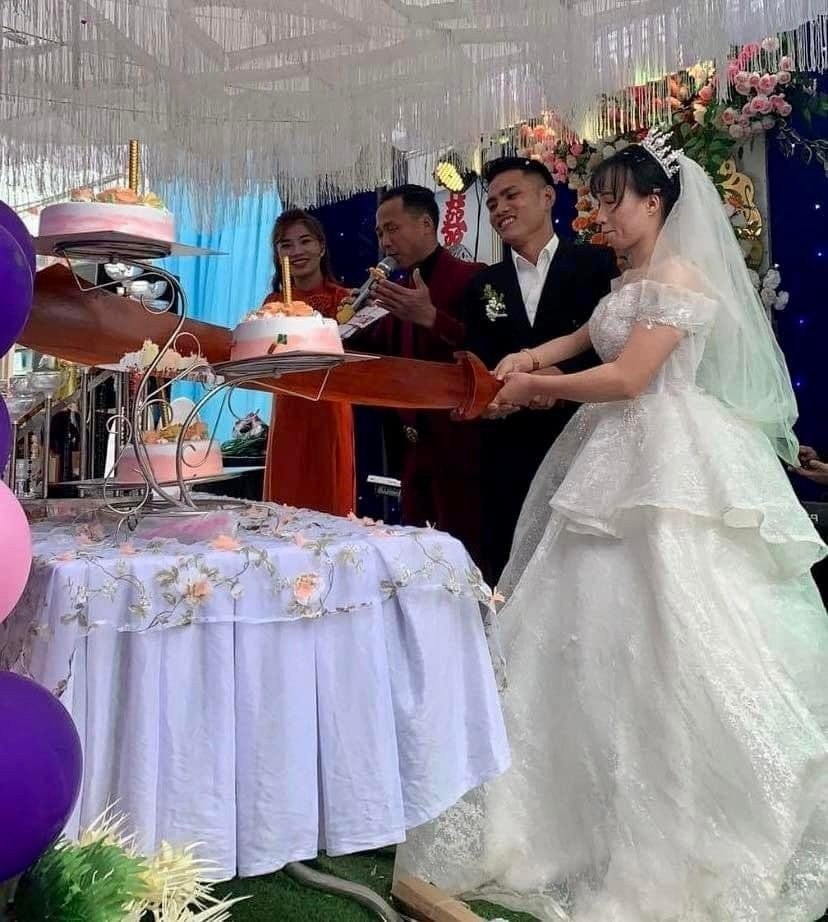 Quả thực, đám cưới chỉ có một lần trong đời nên cô dâu chú rể cứ thoải mái sáng tạo để có thêm nhiều kỷ niệm vui nhộn.