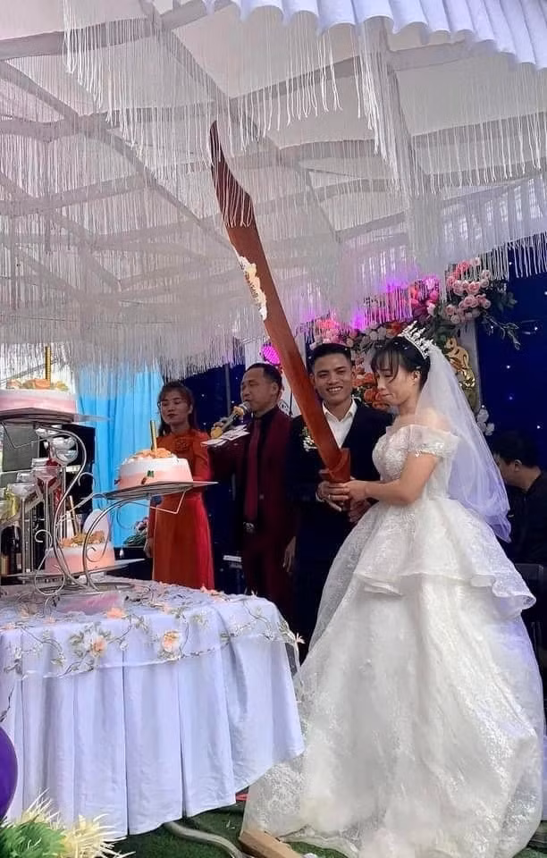 Đây chỉ là vật mô phỏng một loại vũ khí nhưng cũng đủ để quan viên hai họ trầm trồ về độ "độc lạ" và chịu chơi của chú rể.