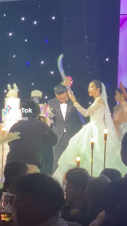 Mới đây, một cô dâu lại khiến dân tình "ú òa" với khoảnh khắc cắt bánh cưới có một không hai khi cô chuẩn bị một cây kiếm khổng lồ khiến chú rể mới nhìn thấy cũng giật mình.