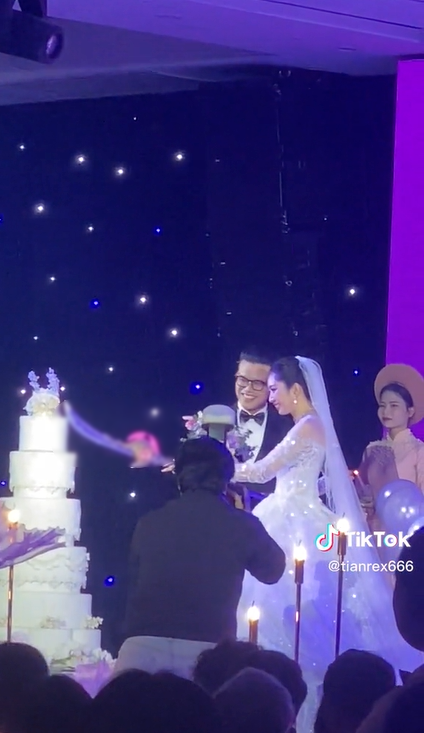 Thay vì tiến hành nghi thức cắt bánh như thường lệ, màn cắt bánh cưới bá đạo này khiến cư dân mạng trầm trồ bởi độ chịu chơi của họ.