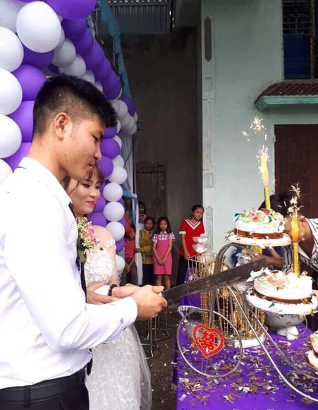 Thay vì nâng ly chúc mừng hạnh phúc, đôi vợ chồng trẻ ở Nghệ An lại dùng nồi cơm điện uống rượu, lấy dao phay cắt bánh trong đám cưới.