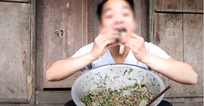 Chủ nhân của các kênh cũng không ngại công khai trên tiêu đề đây là "món ăn kinh dị", tuy nhiên họ lại gọi đó là đặc sản mặc dù đã bị biến tướng đi nhiều.