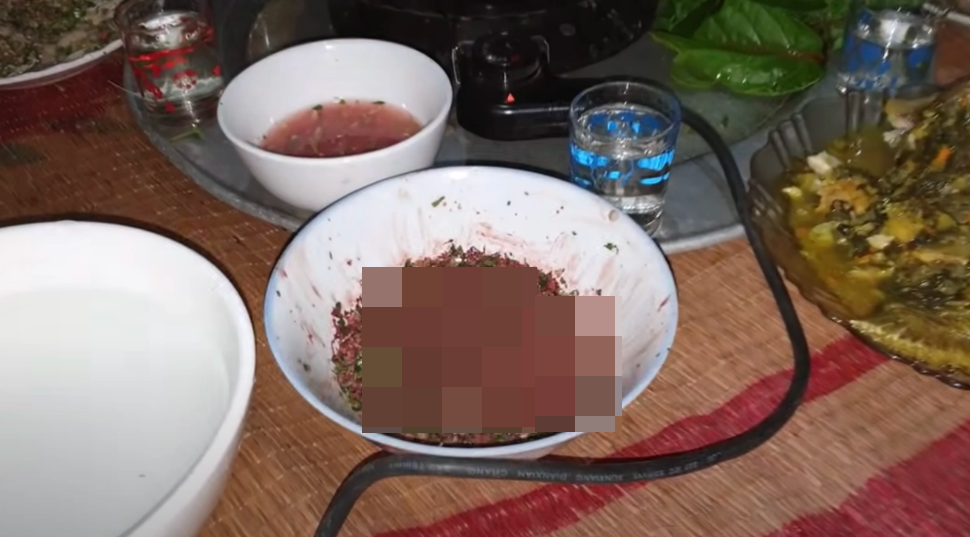 Ngoài cá, các món ăn khác như lợn, nậm pịa cũng được Youtuber ăn sống một cách ngon lành.