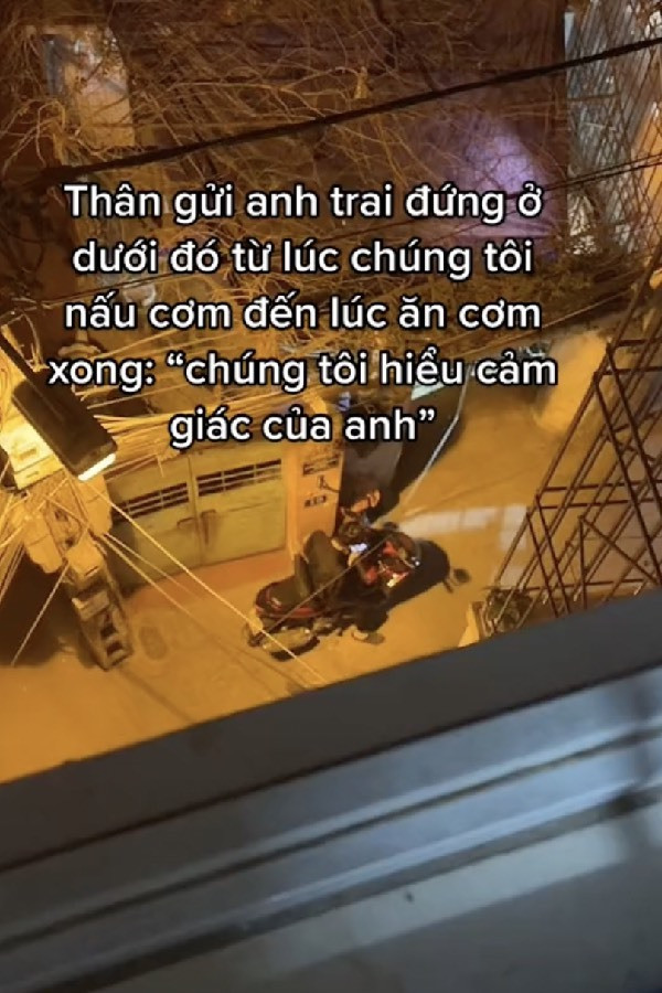 Mới đây cư dân mạng thích thú với câu chuyện một chàng trai chờ đợi người yêu rất lâu dưới cổng nhà. Đặc biệt người hàng xóm còn kèm dòng trạng thái thể hiện sự đồng cảm với anh chàng: “Thân gửi chàng trai đứng ở dưới đó từ lúc chúng tôi nấu cơm đến lúc ăn cơm xong. Chúng tôi hiểu cảm giác của anh.”