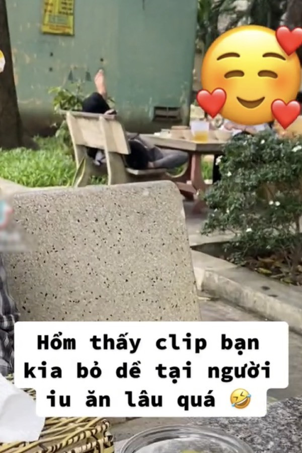 Trong khi cô bạn gái vẫn đang rất bình tĩnh ngồi ăn từng miếng hủ tiếu thì anh bạn trai có lẽ đã ăn xong phần của mình nên nằm ngả lưng luôn lên trên ghế đá.