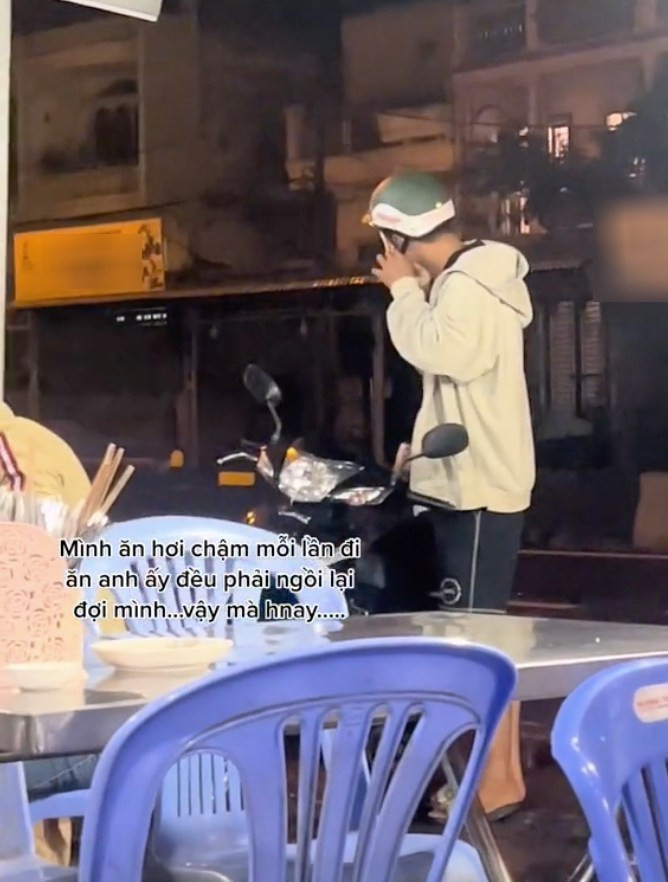 Việc chờ đợi bạn gái quá lâu nên anh bạn trai bỏ về trước, để mặc cô ngồi một mình tại quán.