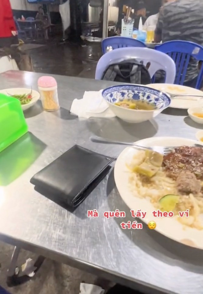 Được biết đoạn clip này cô bạn gái chỉ quay cho vui thôi, do không mang theo đủ tiền nên nhân lúc bạn gái còn đang ăn dở, anh đã lấy xe đi rút thêm tiền. Ảnh: Tổng hợp