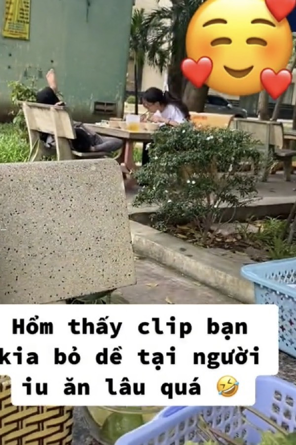 Trước đó khoảnh khắc anh chàng sẵn sàng đợi người yêu mình ngồi ăn cả tiếng đồng hồ gây xôn xao cõi mạng.