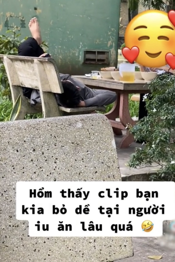 Thời tiết thì mát mẻ, gió hiu hiu thổi lay động cành cây, bụng đã no, sẵn tiện đợi người yêu ăn thì tận dụng ghế làm giường ngủ luôn.