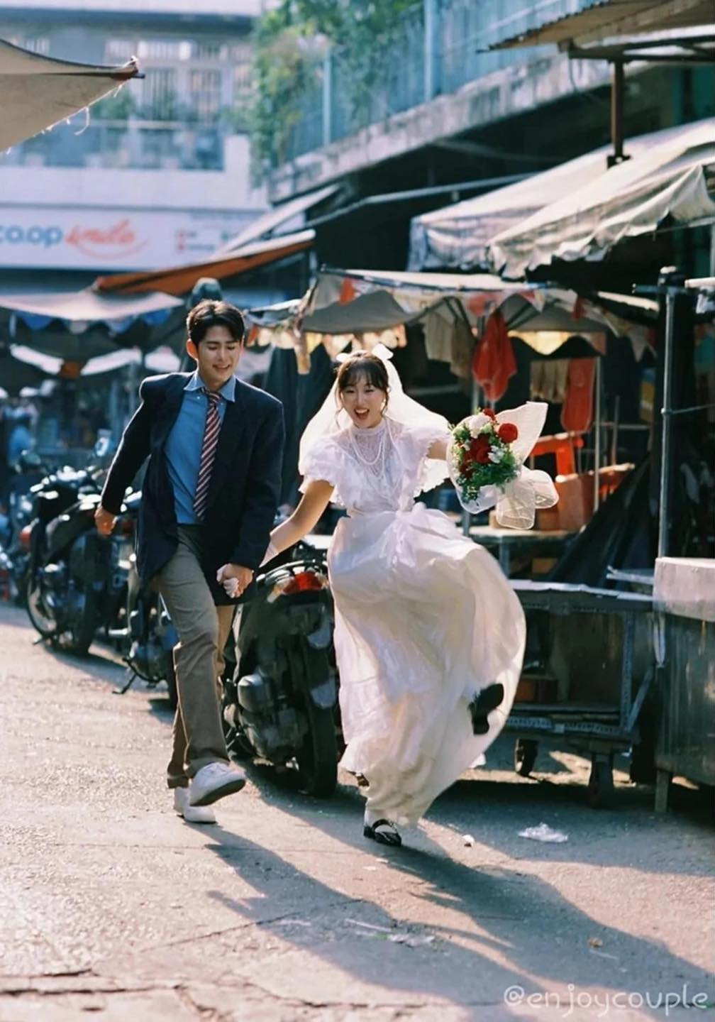 Cặp Youtuber đình đám lựa chọn chụp ảnh cưới theo phong cách cổ điển nhưng cũng không kém phần lãng mạn.