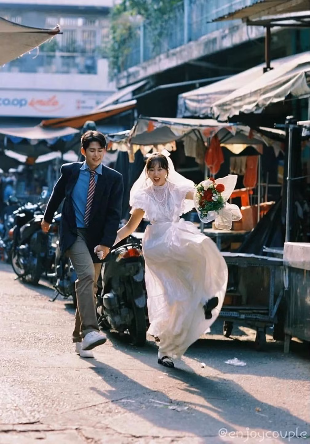 Cặp Youtuber đình đám lựa chọn chụp ảnh cưới theo phong cách cổ điển nhưng cũng không kém phần lãng mạn.