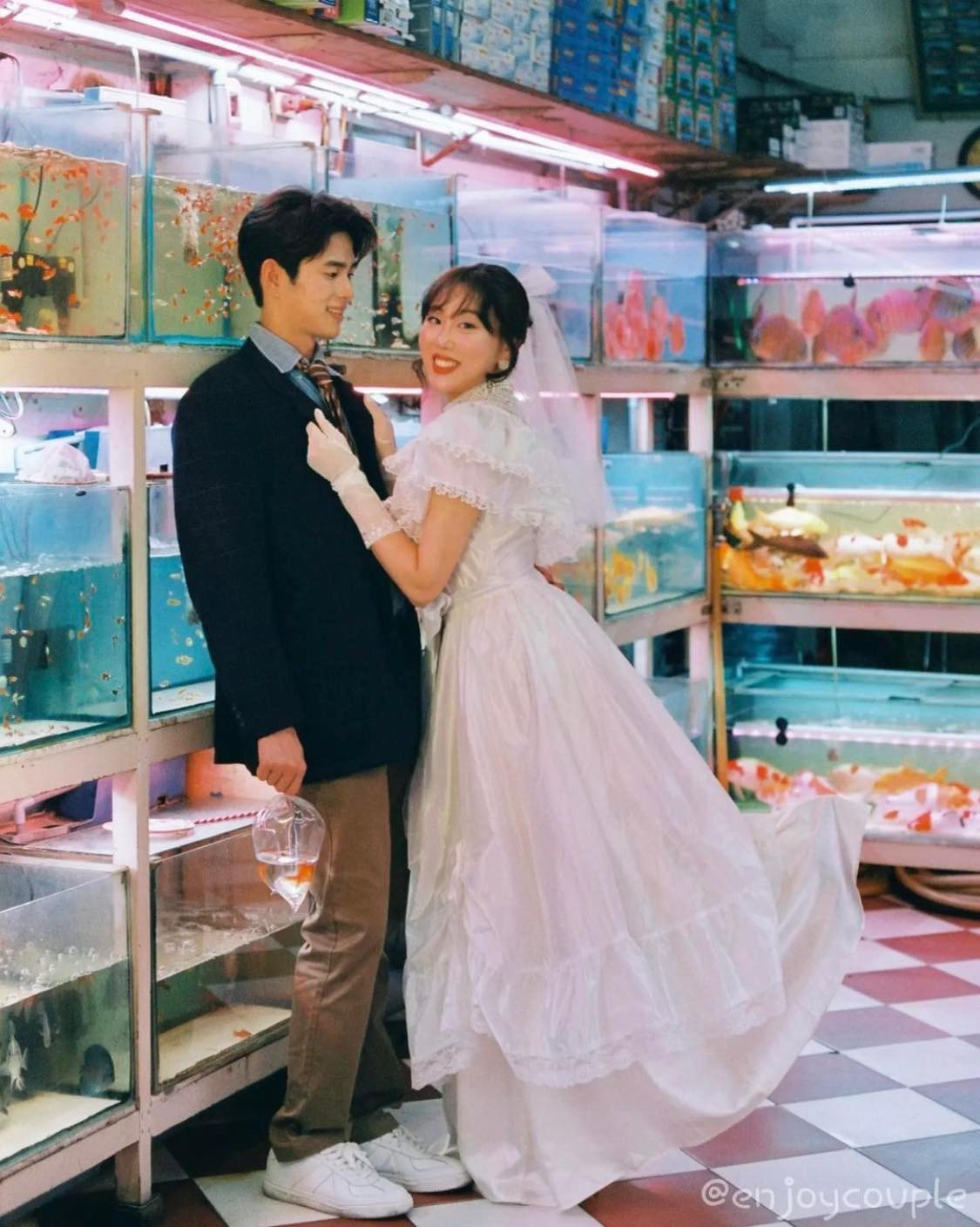 "Chúng tôi mê mẩn mọi khung hình đến mức muốn chia sẻ dần từng tấm ảnh tới các bạn. Hôm nay chúng tôi đã đăng lên video ghi lại quá trình thực hiện bộ ảnh, hy vọng các bạn sẽ ủng hộ", Son Minsu - Im Lara tỏ ra vô cùng mãn nguyện khi xem lại bộ ảnh cưới được chụp tại Việt Nam.