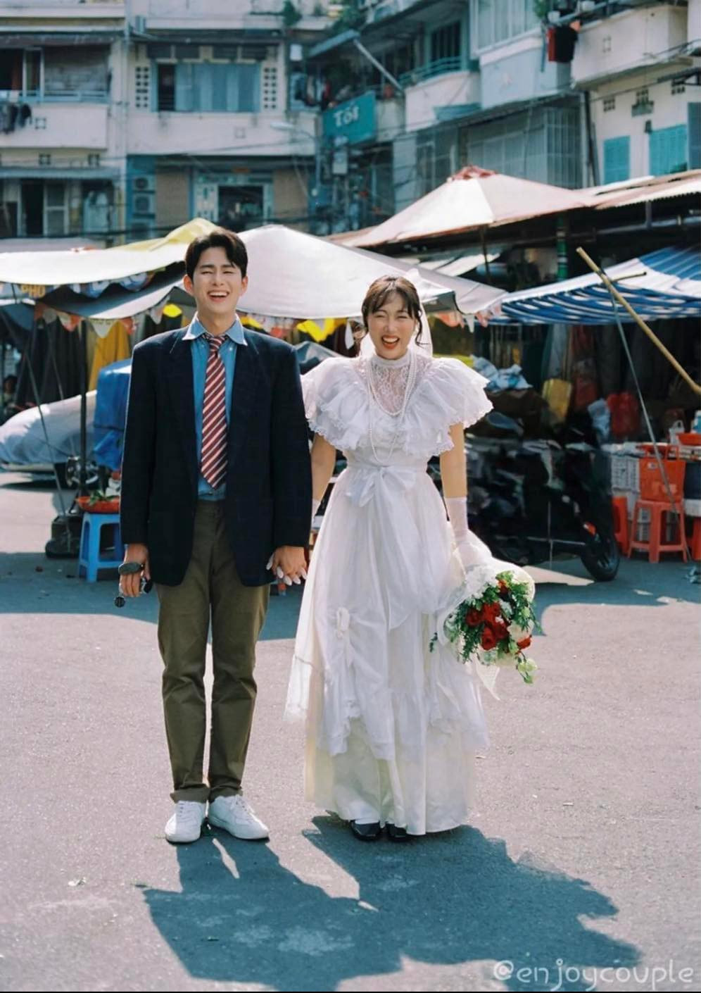 Lý do bộ ảnh cưới phong cách hoài cổ của cặp đôi này nhanh chóng gây sốt vì địa điểm chụp hình ở TP HCM, Việt Nam.