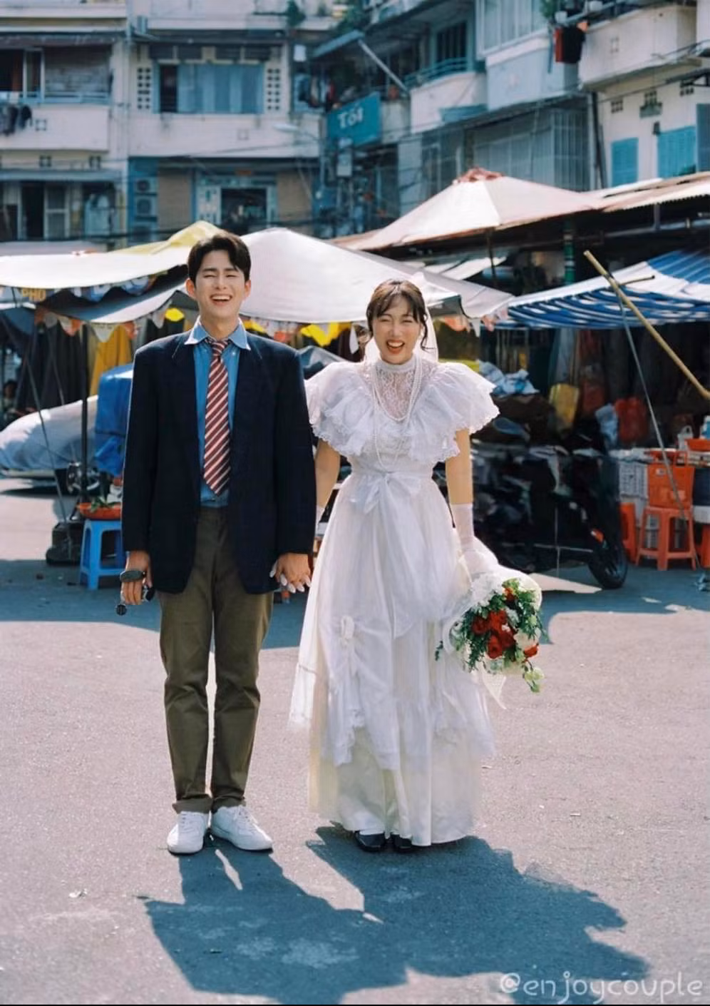 Lý do bộ ảnh cưới phong cách hoài cổ của cặp đôi này nhanh chóng gây sốt vì địa điểm chụp hình ở TP HCM, Việt Nam.