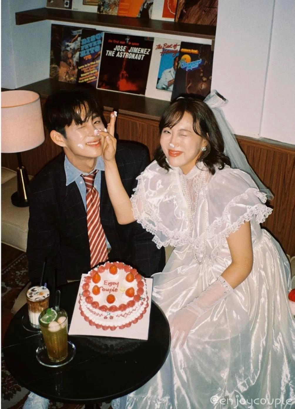 Loạt ảnh cưới này hiện đang khiến netizen Việt xôn xao và được chia sẻ rầm rộ trên khắp các diễn đàn mạng.