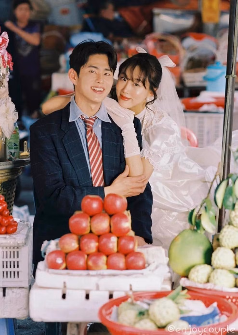 Dưới ống kính nhiếp ảnh gia người Việt, cặp đôi khiến người hâm mộ trầm trồ vì những khung hình lung linh không khác gì cảnh phim.