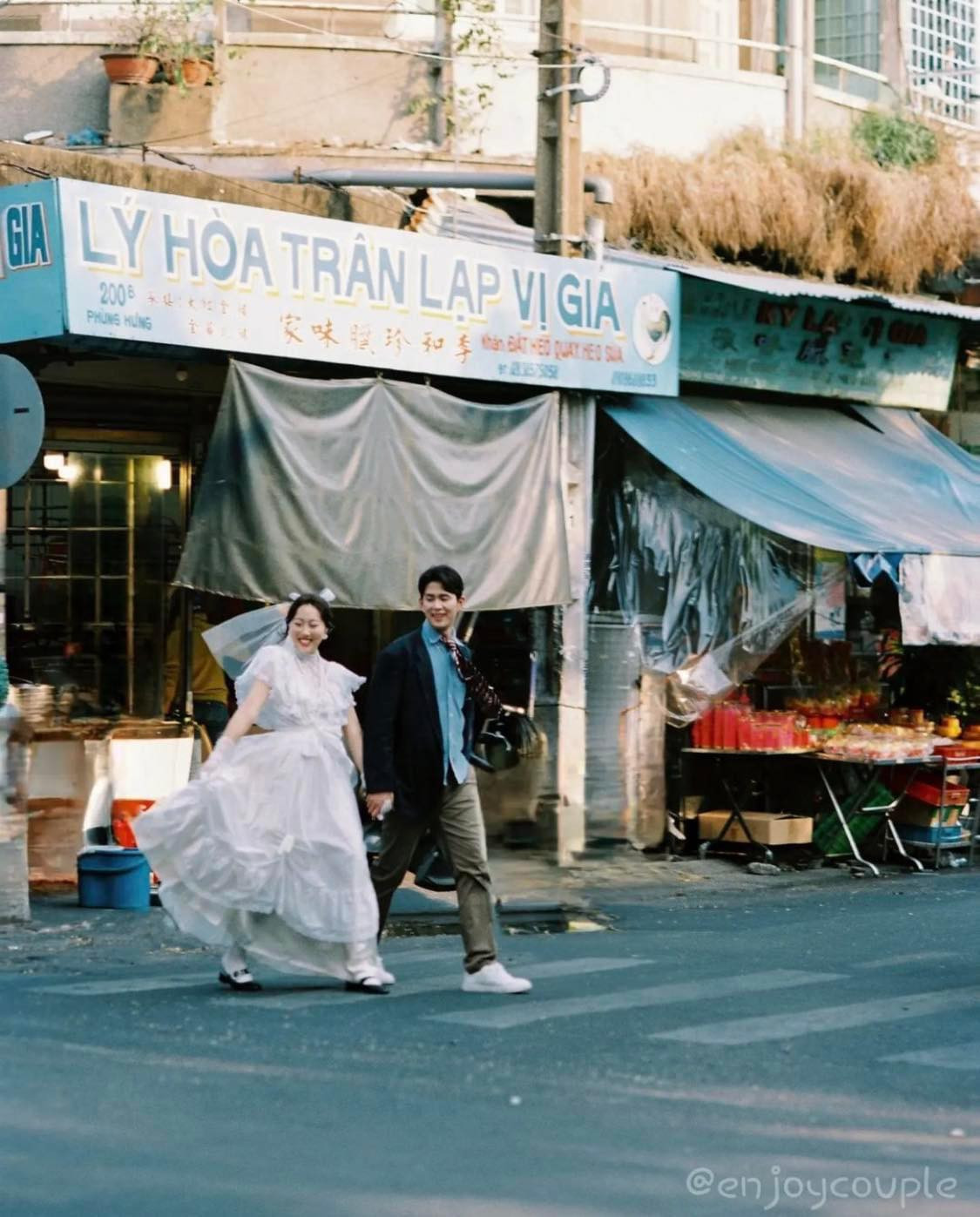 Được biết, cả 2 sẽ kết hôn vào ngày 21/5 sau 9 năm hẹn hò.